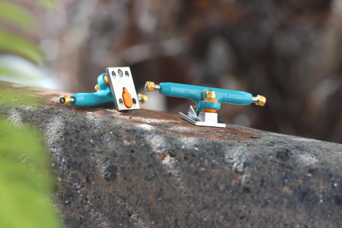 Blackriver - Pro Fingerboard Trucks X-Wide 3.0 turquoise/silver (34mm)